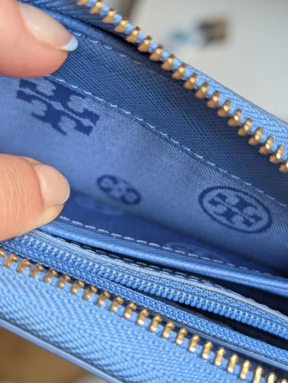 Tory Burch Blue and Cream Patterned Wristlet with Gold Logo